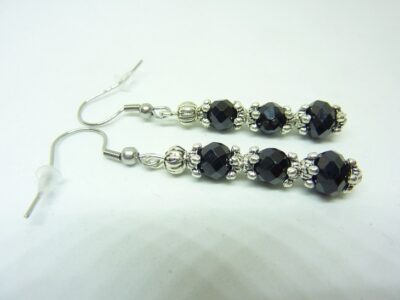 BOUCLES D'OREILLES PROTECTION SPINELLE NOIR 7 X 5 ET 6 MM
