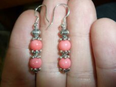 Boucles d'oreilles corail rose perles rondes 6 mm