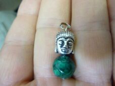 Pendentif Bouddha malachite perles 10mm longueur 2,7 cm