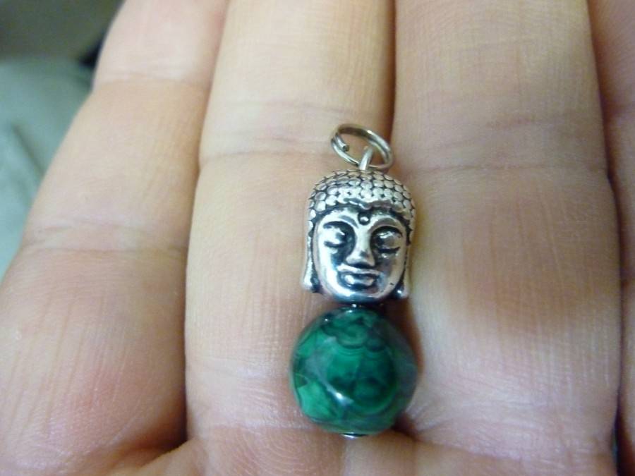 Pendentif protection Bouddha Labradorite perles 6mm longueur 4,6 cm 