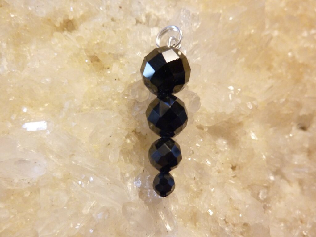 PENDENTIF PROTECTION SPINELLE NOIR