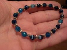 Bracelet agate rubanée bleu et perles en plaqué argent