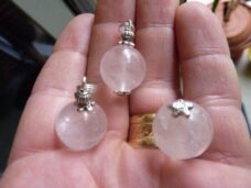 Pendentif en pierres naturelles quartz rose perle ronde 1,6 cm