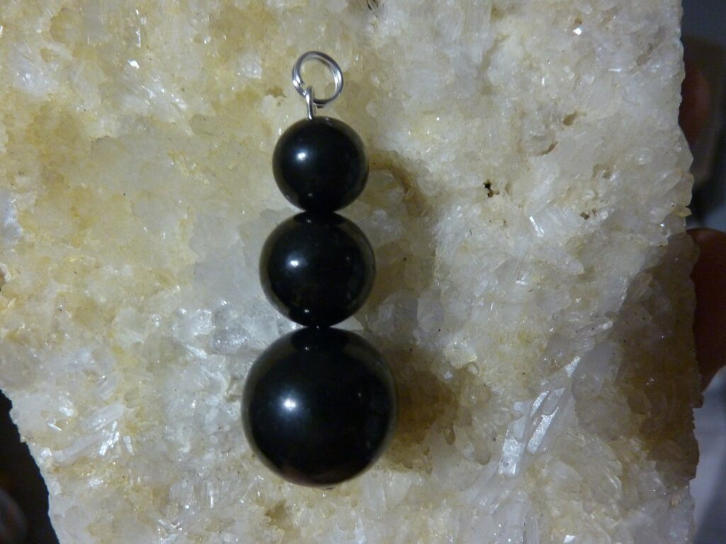 PENDENTIF SHUNGITE : PERLES 16-12-10 MM TOP PROTECTION