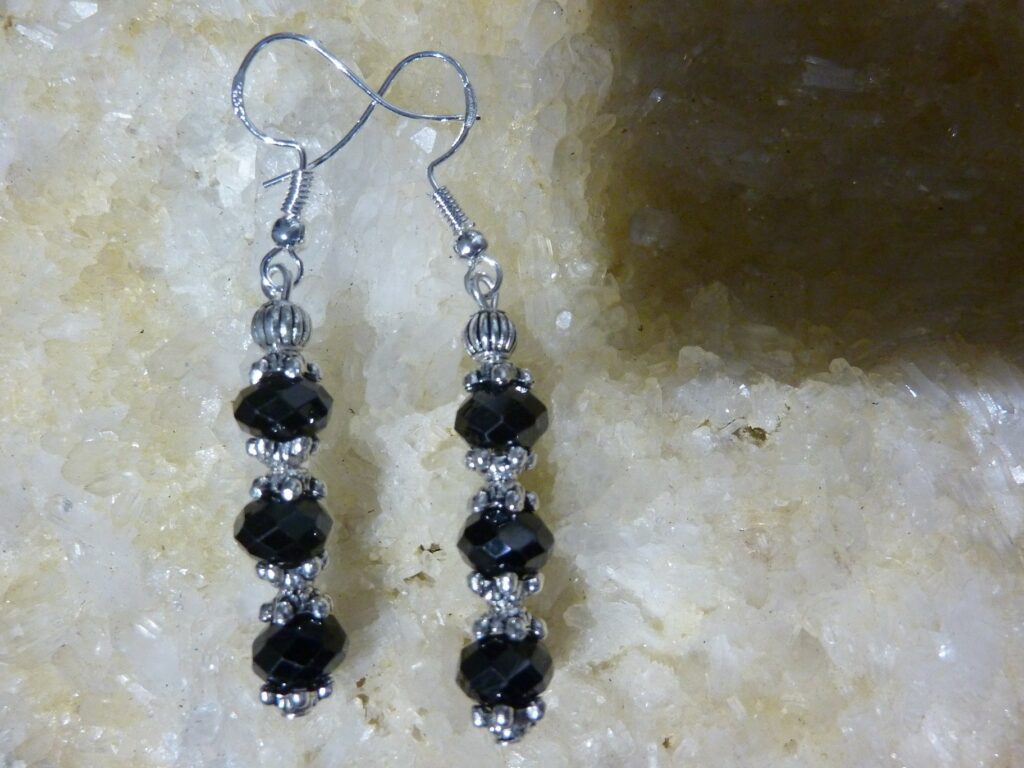 BOUCLES D’OREILLES PROTECTION SPINELLE NOIR 7 mm x 5 mm