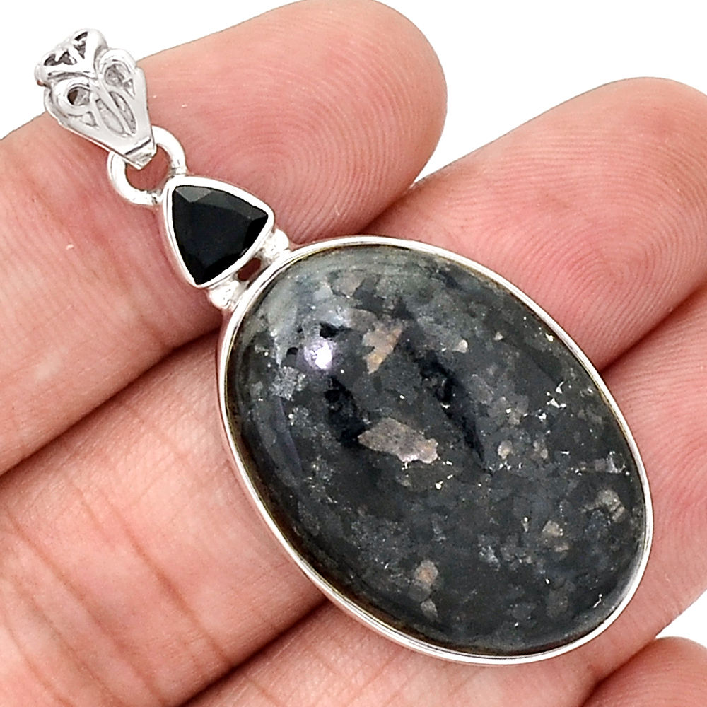 PENDENTIF NUUMMITE ET TOURMALINE NOIRE MONTURE ARGENT RARE ref 5617
