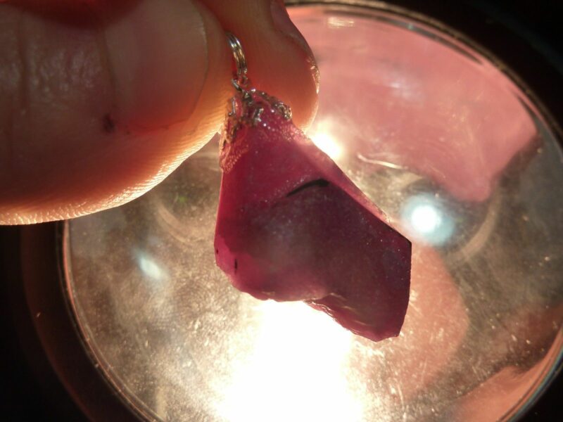 PENDENTIF EN RUBIS BRUT 51.84 carats 2.8 cm x 1.5 cm RARE – Image 3