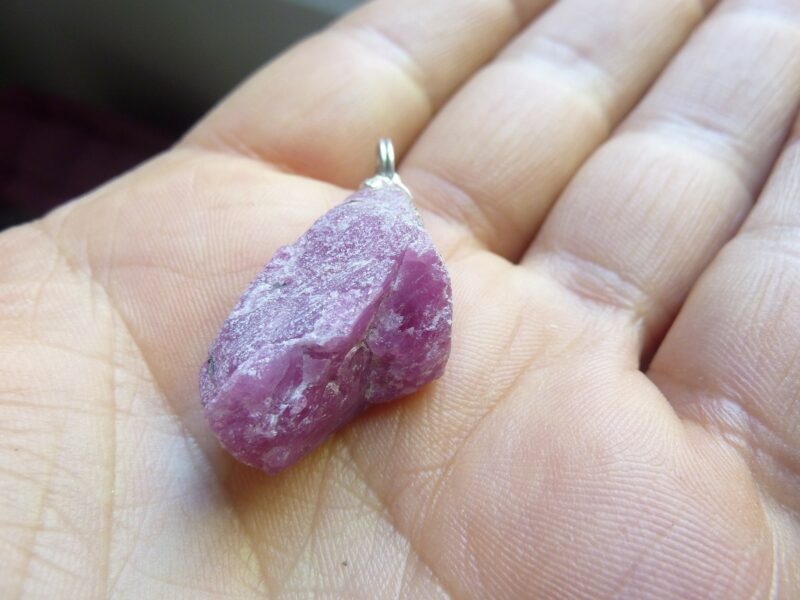 PENDENTIF EN RUBIS BRUT 51.84 carats 2.8 cm x 1.5 cm RARE