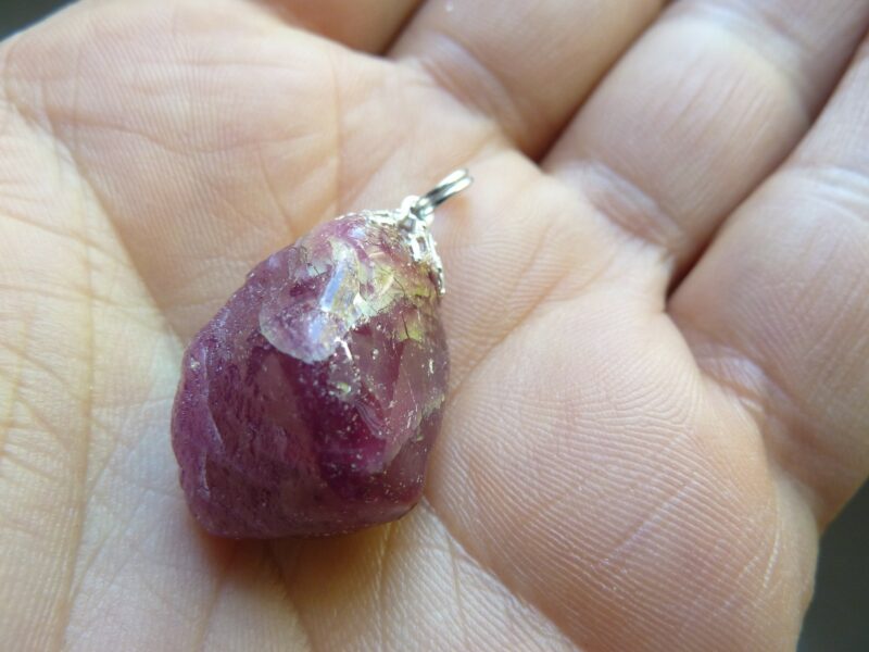 PENDENTIF EN RUBIS BRUT 56,5 carats 2.3 cm x 1.7 cm RARE ref 8564 – Image 3