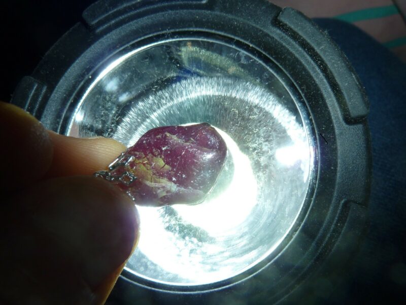 PENDENTIF EN RUBIS BRUT 56,5 carats 2.3 cm x 1.7 cm RARE ref 8564 – Image 4