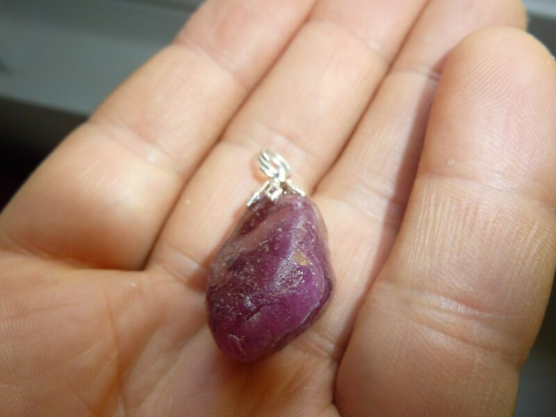 PENDENTIF EN RUBIS BRUT 56,5 carats 2.3 cm x 1.7 cm RARE ref 8564 – Image 2