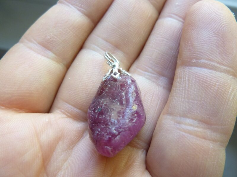 PENDENTIF EN RUBIS BRUT 56,5 carats 2.3 cm x 1.7 cm RARE ref 8564