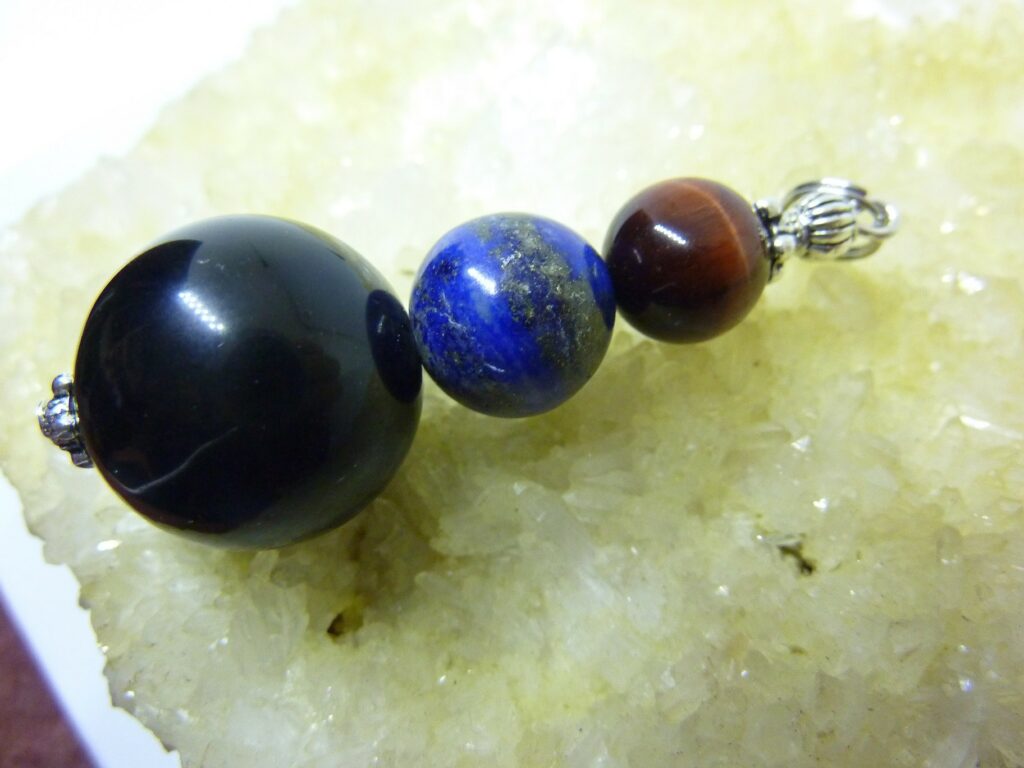 Pendentif protection obsidienne oeil celeste lapis lazuli oeil de taureau