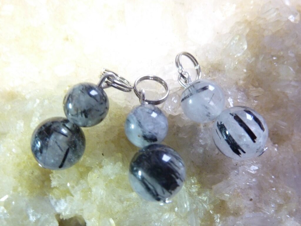 PENDENTIF PROTECTION QUARTZ TOURMALINÉ 10-8 MM