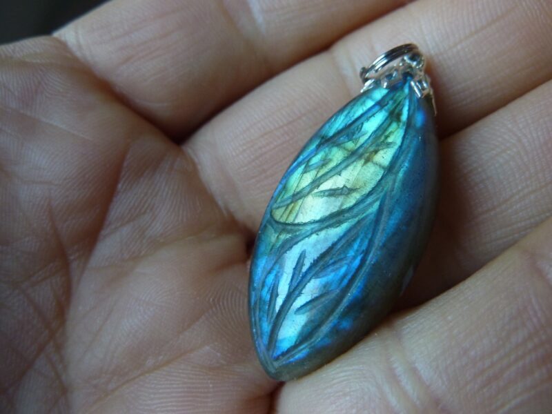Pendentif Protection Labradorite fleur sculpté Ref 9313