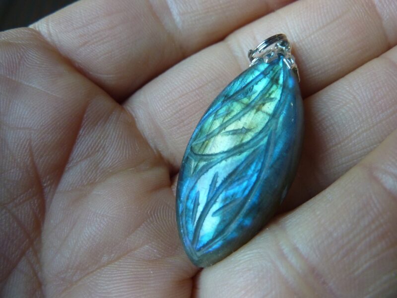 Pendentif Protection Labradorite fleur sculpté Ref 9313 – Image 2
