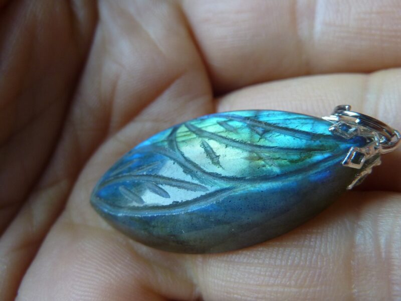 Pendentif Protection Labradorite fleur sculpté Ref 9313 – Image 3