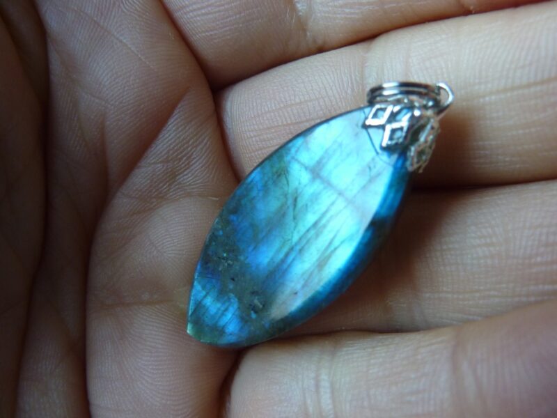 Pendentif Protection Labradorite fleur sculpté Ref 9313 – Image 4