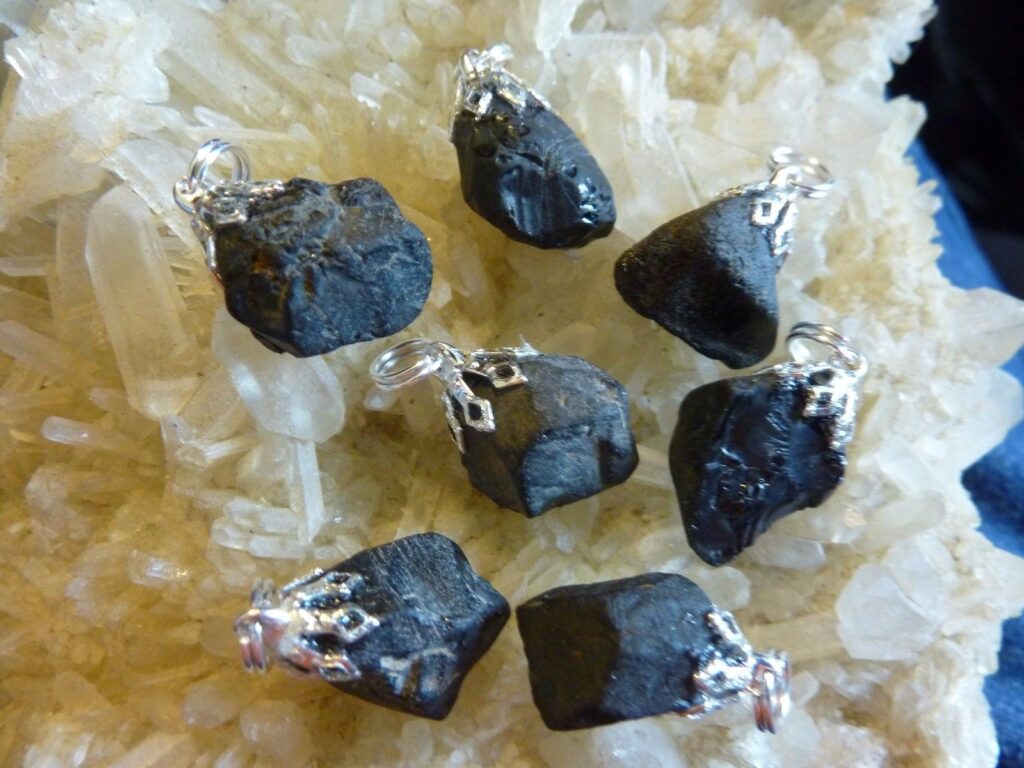 PENDENTIF SPINELLE NOIRE 1 à 1,5 CM LOT DE 3