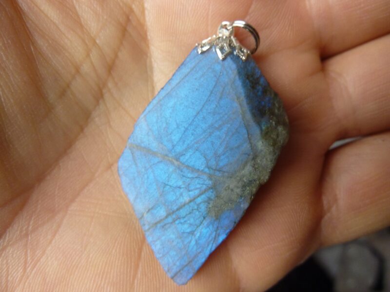 PENDENTIF PROTECTION EN LABRADORITE BRUT 14,7 gr ref 2607