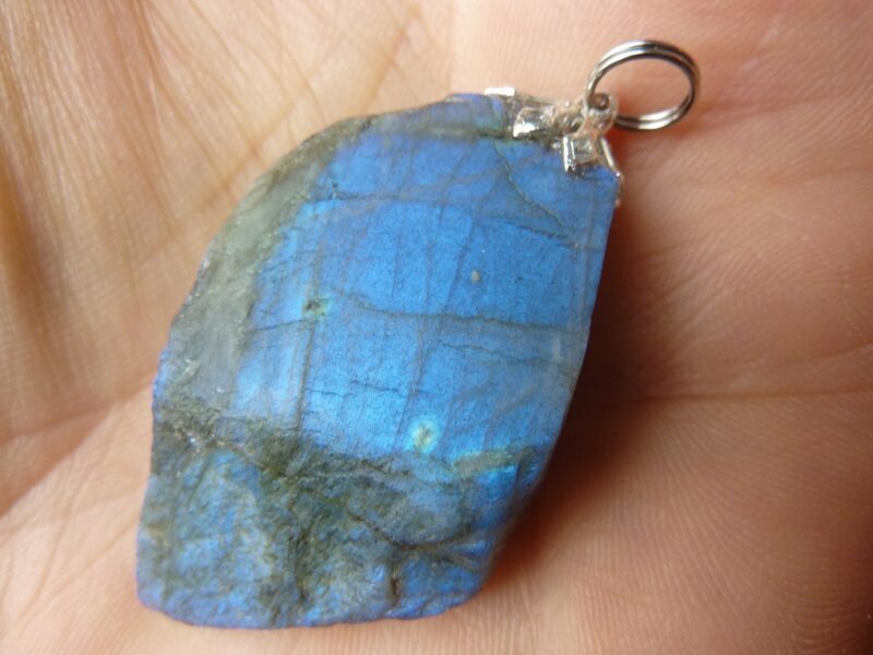 PENDENTIF PROTECTION EN LABRADORITE BRUT 14,7 gr ref 2607 – Image 2