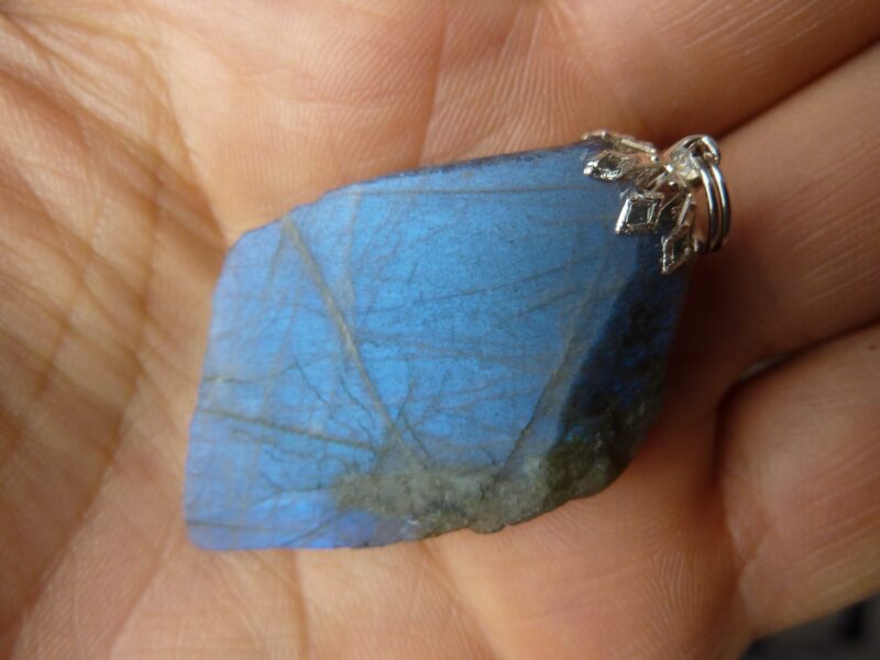PENDENTIF PROTECTION EN LABRADORITE BRUT 14,7 gr ref 2607 – Image 4