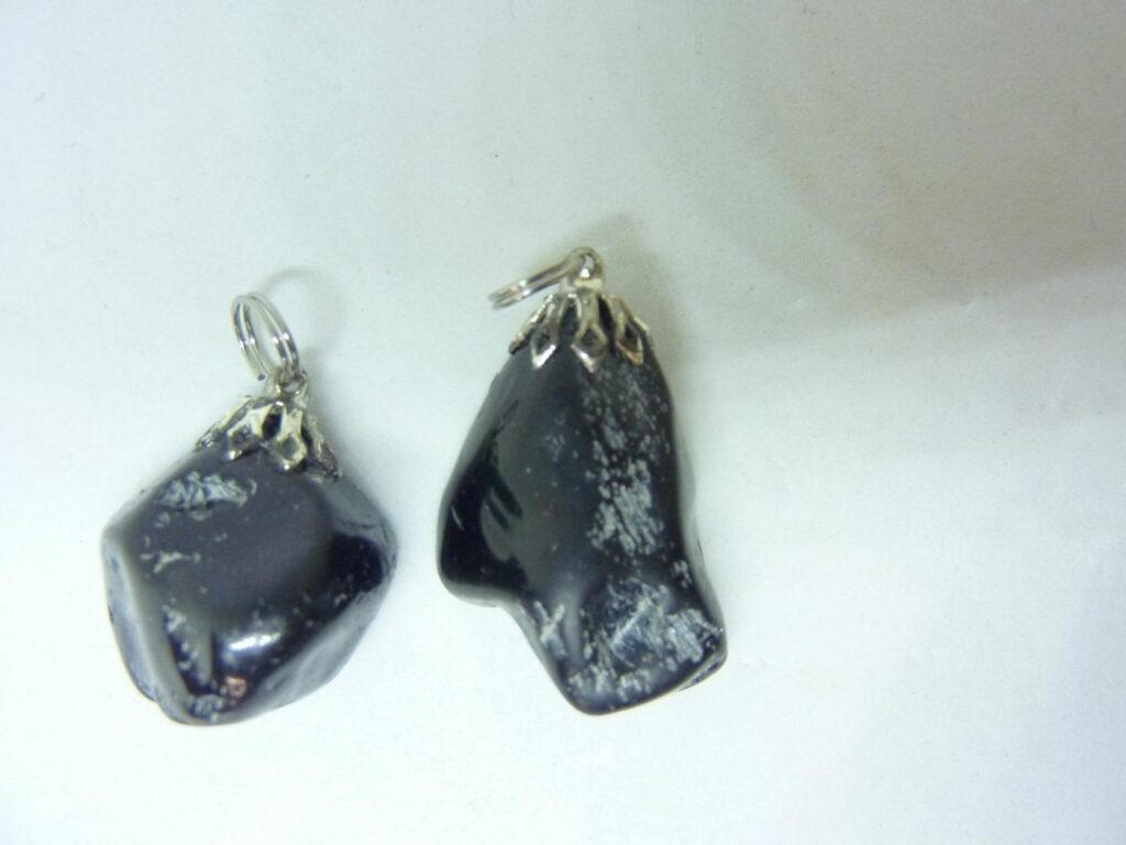 LOT DE 2 PENDENTIF PROTECTION SPINELLE NOIRE 9,4 et 8,3 gr REF 5974