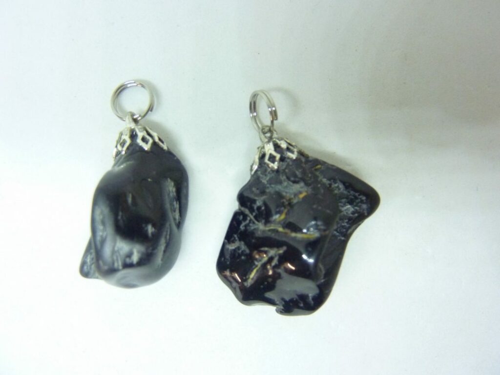 LOT DE 2 PENDENTIF PROTECTION SPINELLE NOIRE 9 et 8 gr REF 9066