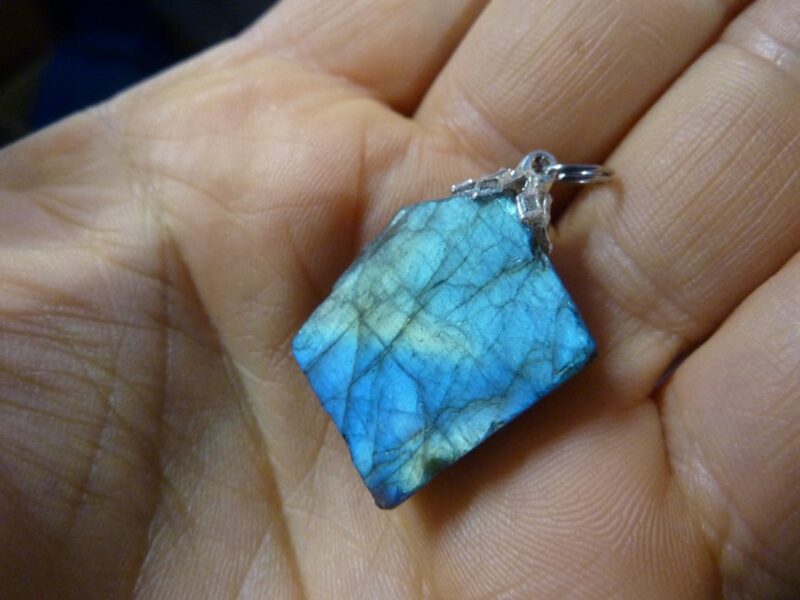 Pendentif protection labradorite brut ref 7132
