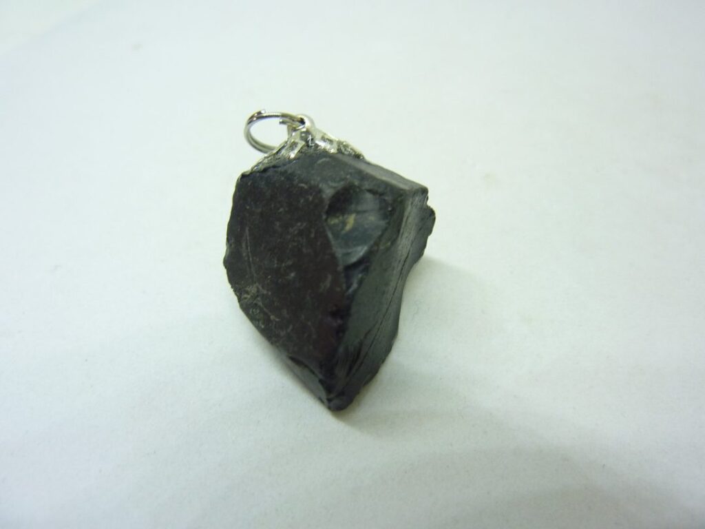 PENDENTIF PROTECTION SPINELLE NOIRE 14,4 gr Ref 7824