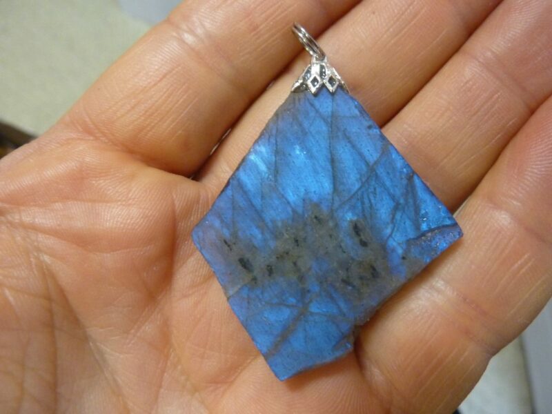 PENDENTIF PROTECTION EN LABRADORITE BRUT 16 gr ref 4236
