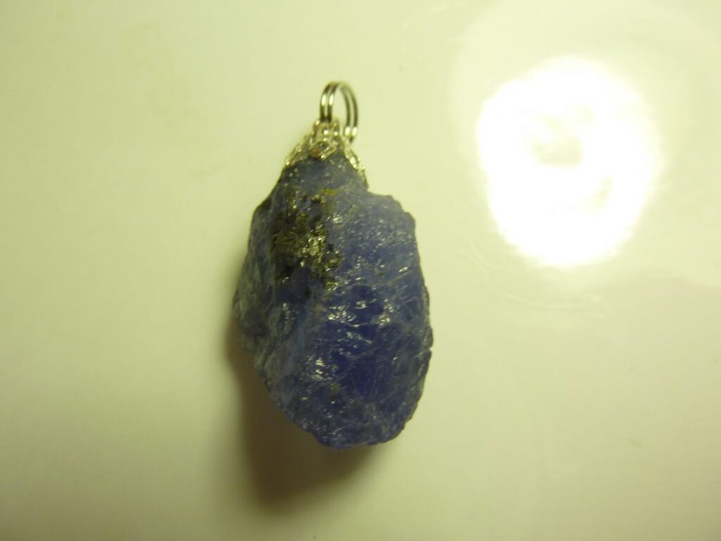 Pendentif Tanzanite brut 9,8 gr très rare ref 2395