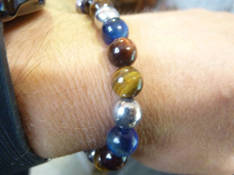 https://bijouxminerauxdegaia.com/magasin/bijoux-en-pierres-naturelles/bracelet-oeil-de-tigre-faucon-taureau-hematite-perles-6-mm/