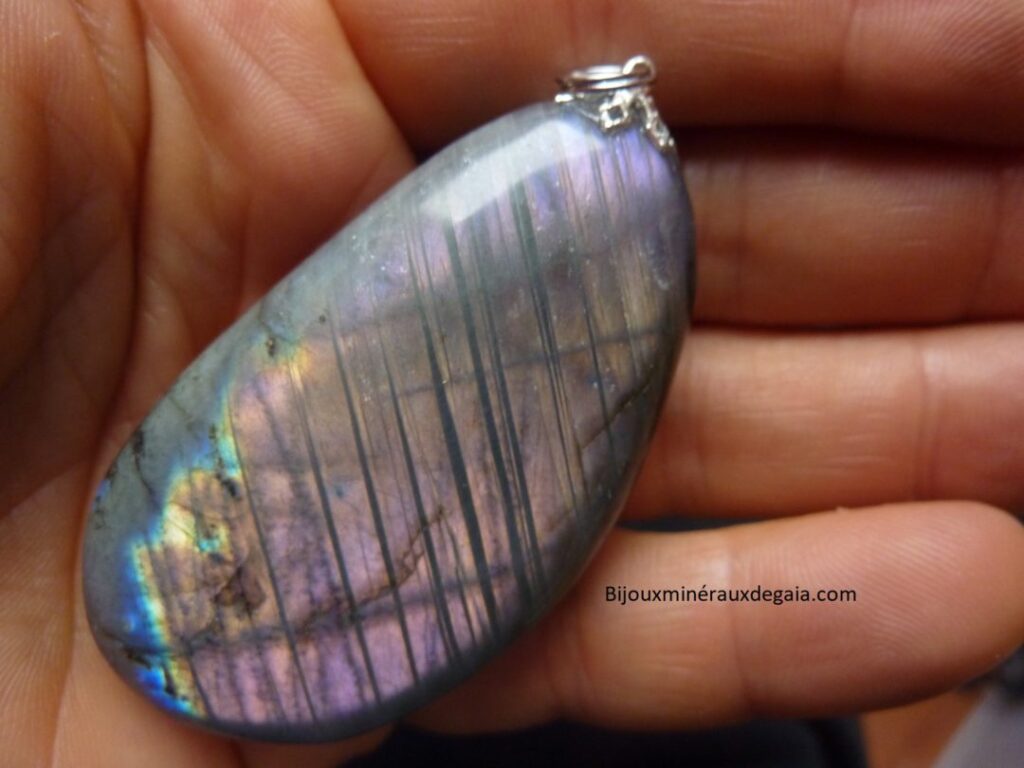 Gros pendentif labradorite violet très rare! 58,2 gr ref 0508