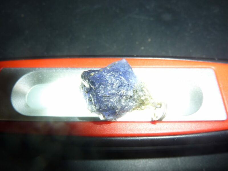 Pendentif Iolite cordiérite brut gemme 4,8 gr ref 6832