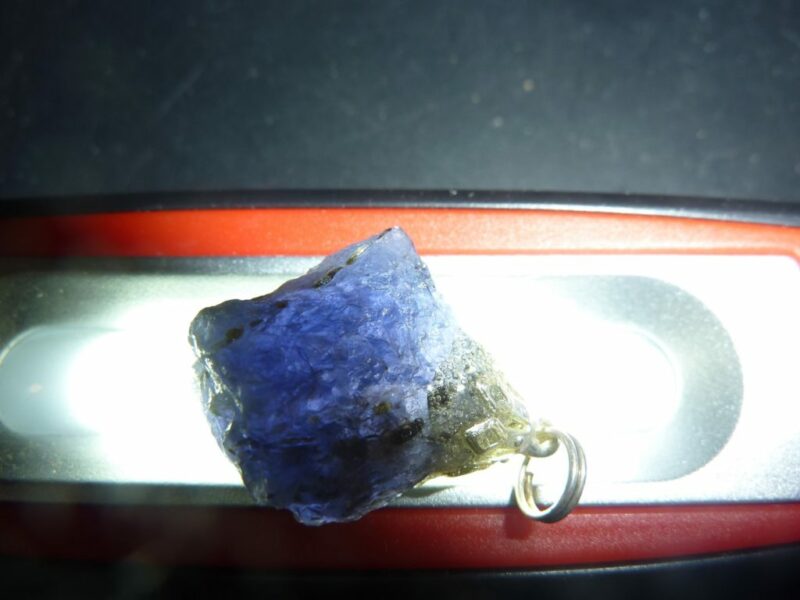 Pendentif Iolite cordiérite brut gemme 4,8 gr ref 6832
