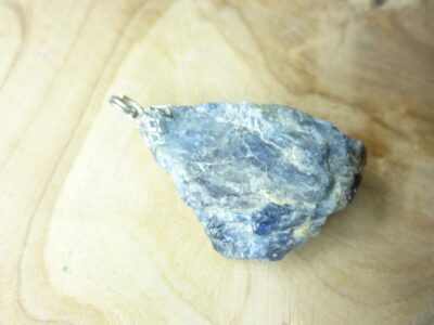 Pendentif Saphir brut 19,3 gr ref 1186