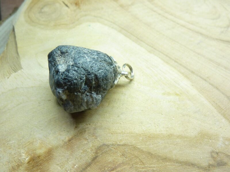 Pendentif Saphir noir brut 16,2 gr ref 4604