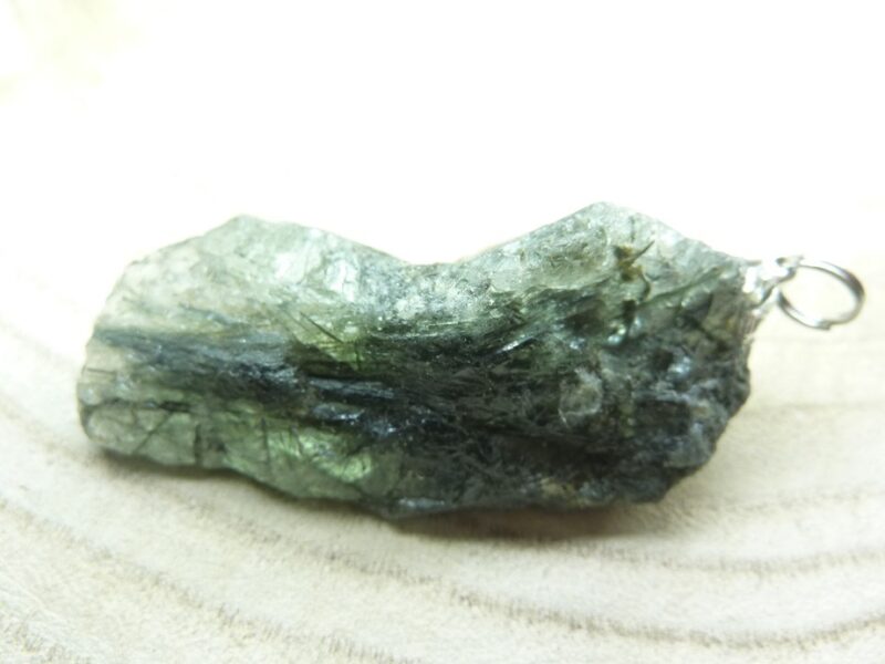 Pendentif quartz tourmaliné verte ref 2102