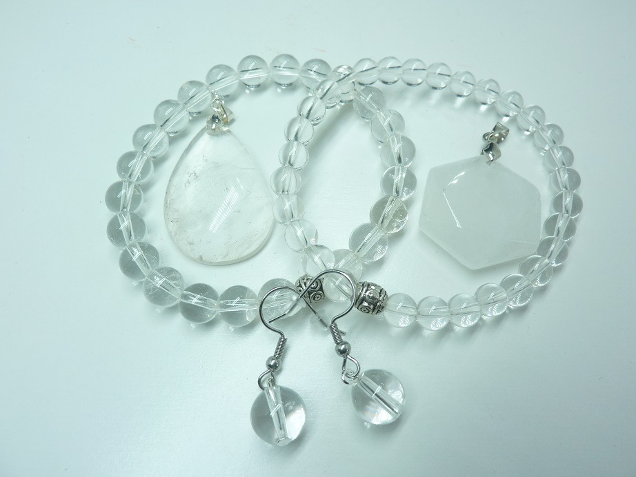 Bijoux pendentif , bracelet, boucles d'oreilles cristal de roche