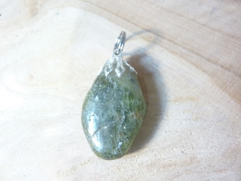 Pendentif Grenat vert ref 1302