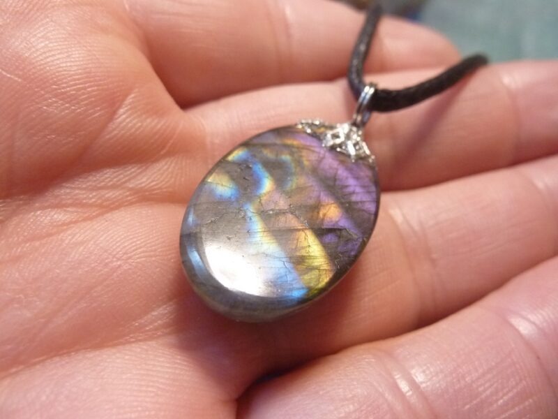 Collier pendentif Labradorite violet rare ref 9674