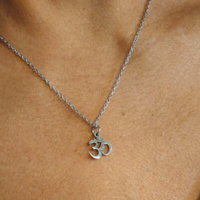 Collier pendentif Om en acier inoxydable 316L ref argent