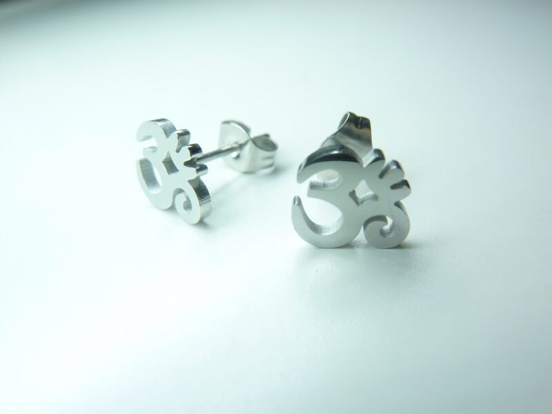 Boucles d'oreilles "clous" Om en acier inoxydable 316L ref argent