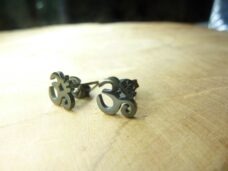 Boucles d’oreilles “clous” Om en acier inoxydable 316L ref Noir