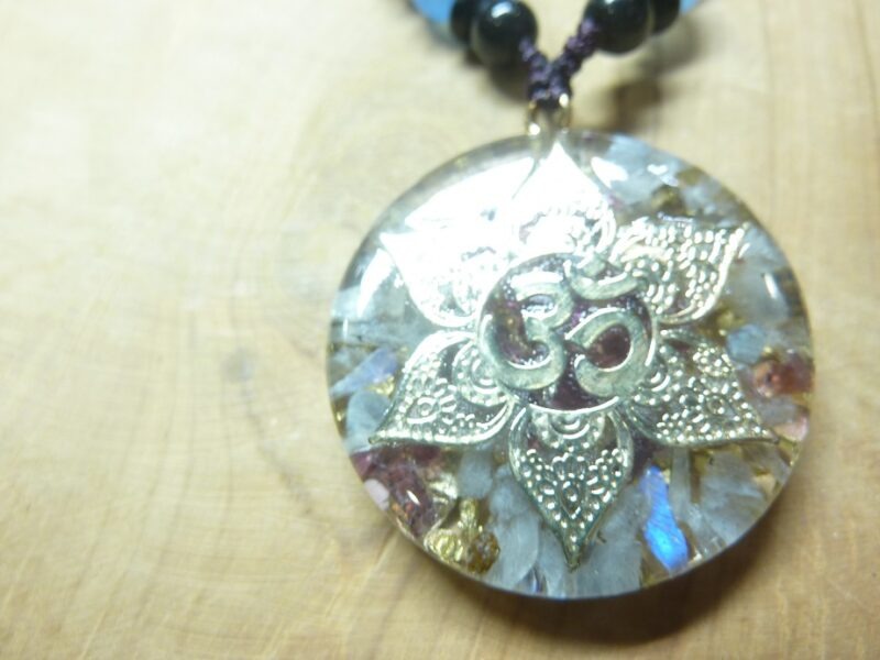 Collier pendentif orgonite Yoga fleur de Lotus-Om-Labradorite-Grenat