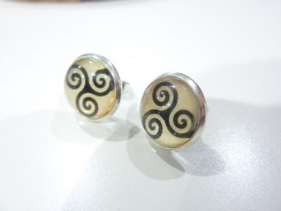 Boucles d'oreilles "clous" Triskel en céramique