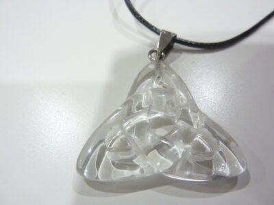 Collier pendentif Triquetra quartz cristal de roche