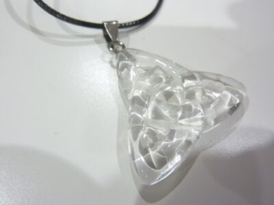 Collier pendentif Triquetra quartz cristal de roche