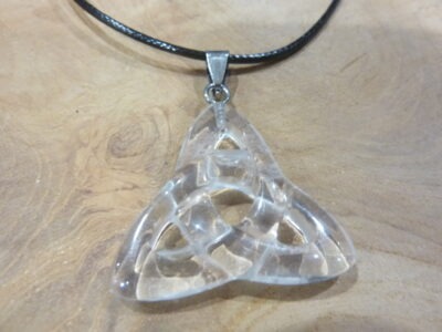 Collier pendentif Triquetra quartz cristal de roche